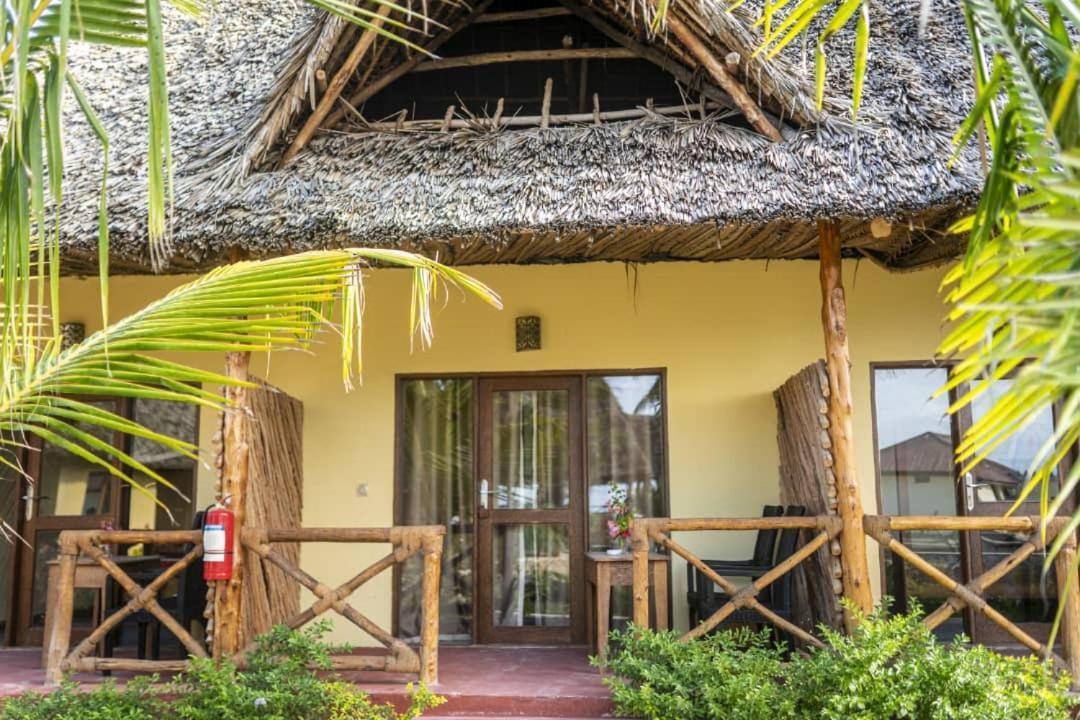Weavers Lodge Pongwe Buitenkant foto